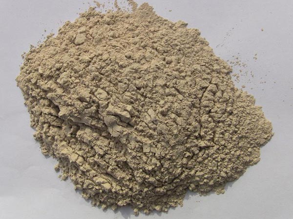 礬土性質(zhì) 礬土主要成分是氧化鋁，為煉鋁和耐火材料的主要原料。白色或灰白色，因含鐵而呈褐黃或淺紅色。密度3.45g/cm3，硬度1～3，不透明，質(zhì)脆。極難熔化，不溶于水，能溶于硫酸、氫氧化鈉溶液。 地區(qū)分布 中國鋁土礦資源比較豐富，在全國18個(gè)省、自治區(qū)、直轄市已查明鋁土礦產(chǎn)地205處，其中大型產(chǎn)地72處（不包括臺(tái)灣），主要分布在山西、山東、河北、河南、貴州、四川、廣西、遼寧、湖南等地。 投資前景 1.可用于煉鋁工業(yè)。用于國防、航空、汽車、電器、化工、日常生活用品等。 2.可用于精密鑄造。礬土熟料加工成細(xì)粉做成鑄模后精鑄。用于軍工、航天、通訊、儀表、機(jī)械及醫(yī)療器械部門。 3.可用于耐火制品。高鋁礬土熟料耐火度高達(dá)1780℃，化學(xué)穩(wěn)定性強(qiáng)、物理性能良好。 4.硅酸鋁耐火纖維。用于鋼鐵、有色冶金、電子、石油、化工、宇航、原子能、國防等多種工業(yè)，消防人員可用耐火纖維布做成衣服。 5.制造礬土水泥、研磨材料、陶瓷工業(yè)以及化學(xué)工業(yè)可制鋁的各種化合物。 鋁礬土磨粉制備 鋁礬土粉是選用煅燒過的熟鋁礬土礦石用雷蒙磨加工制成的細(xì)粉，粒度通常為100目-325目，在耐火材料行業(yè)得到了廣泛的應(yīng)用。通常加工的流程為先經(jīng)顎式破碎機(jī)進(jìn)行破碎，然后篩分進(jìn)入鋁礬土雷蒙磨或鋁礬土超細(xì)磨粉機(jī)中，進(jìn)行鋁礬土粉制備，使其應(yīng)用更加廣泛。